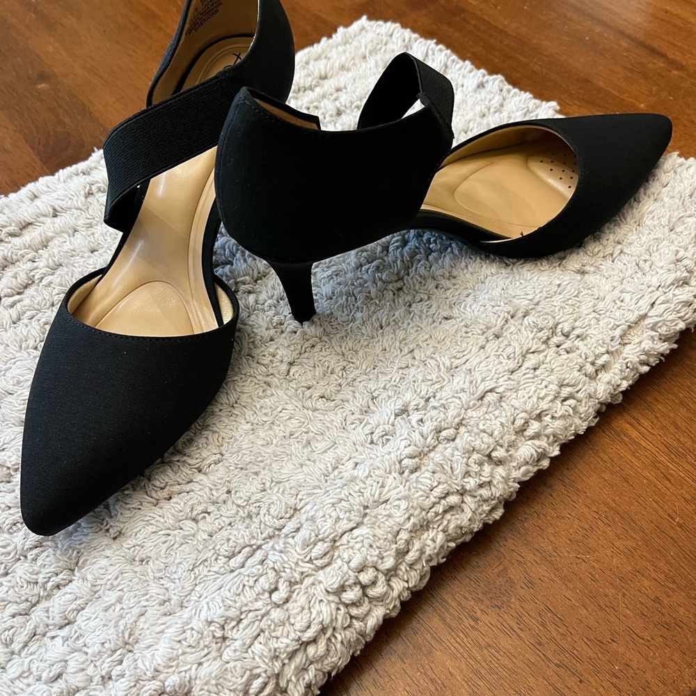 Chic Black Heels with Ankle Strap and Pointed Toe
